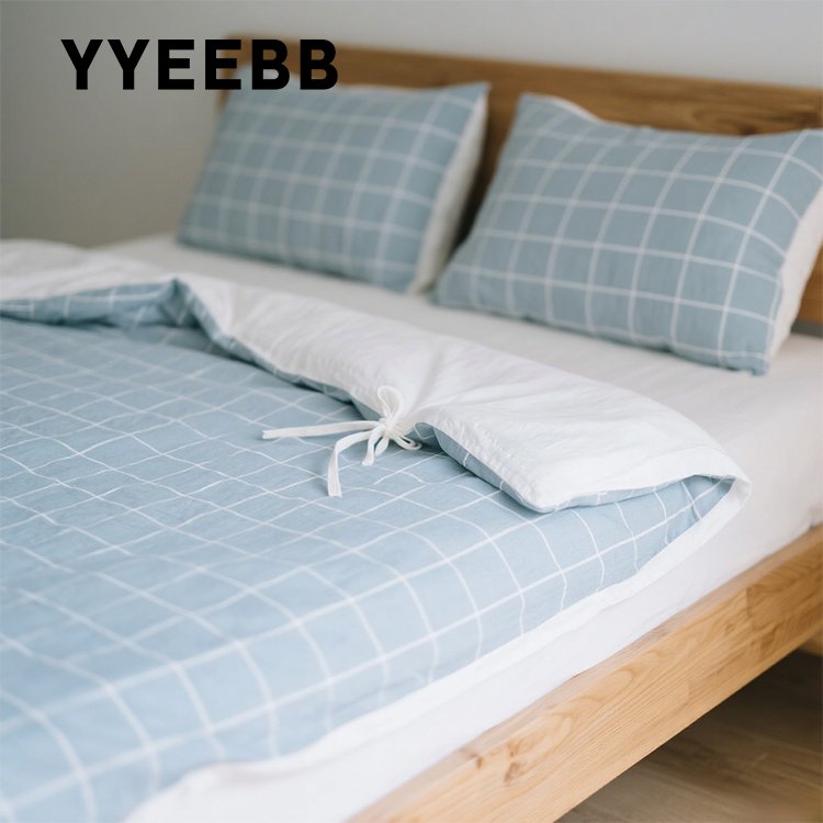 Poszwa na kołdrę w niebieską kratę na łóżku