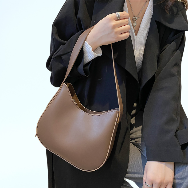 กระเป๋าผู้หญิงพื้นผิวอ่อนนุ่มแบบเรียบง่ายและทันสมัยในเมือง