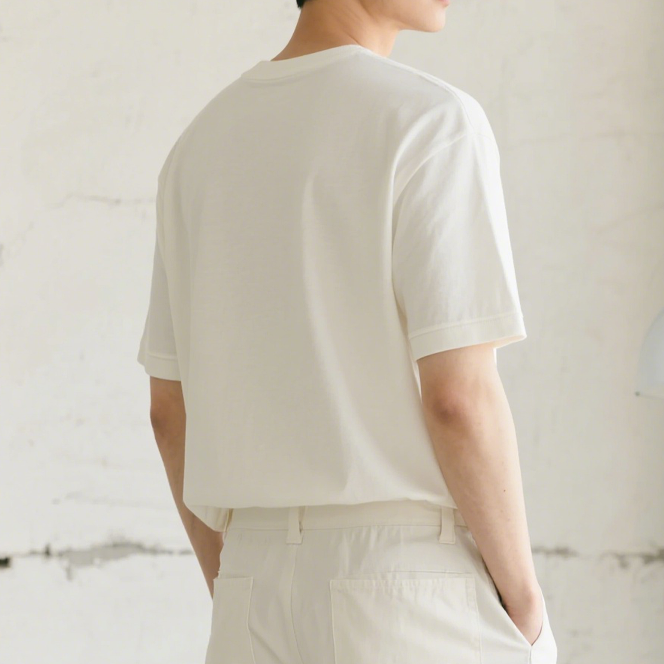 ベーシックデザインの多目的Tシャツ着用例