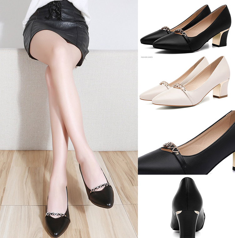 フレアヒールのパンプス