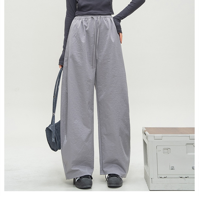 ゆったりシルエットのカジュアルドレープパンツ後ろ姿