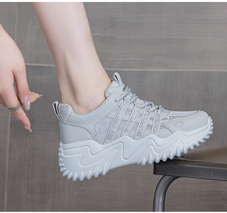 おしゃれなカジュアルコーデに合うスニーカー