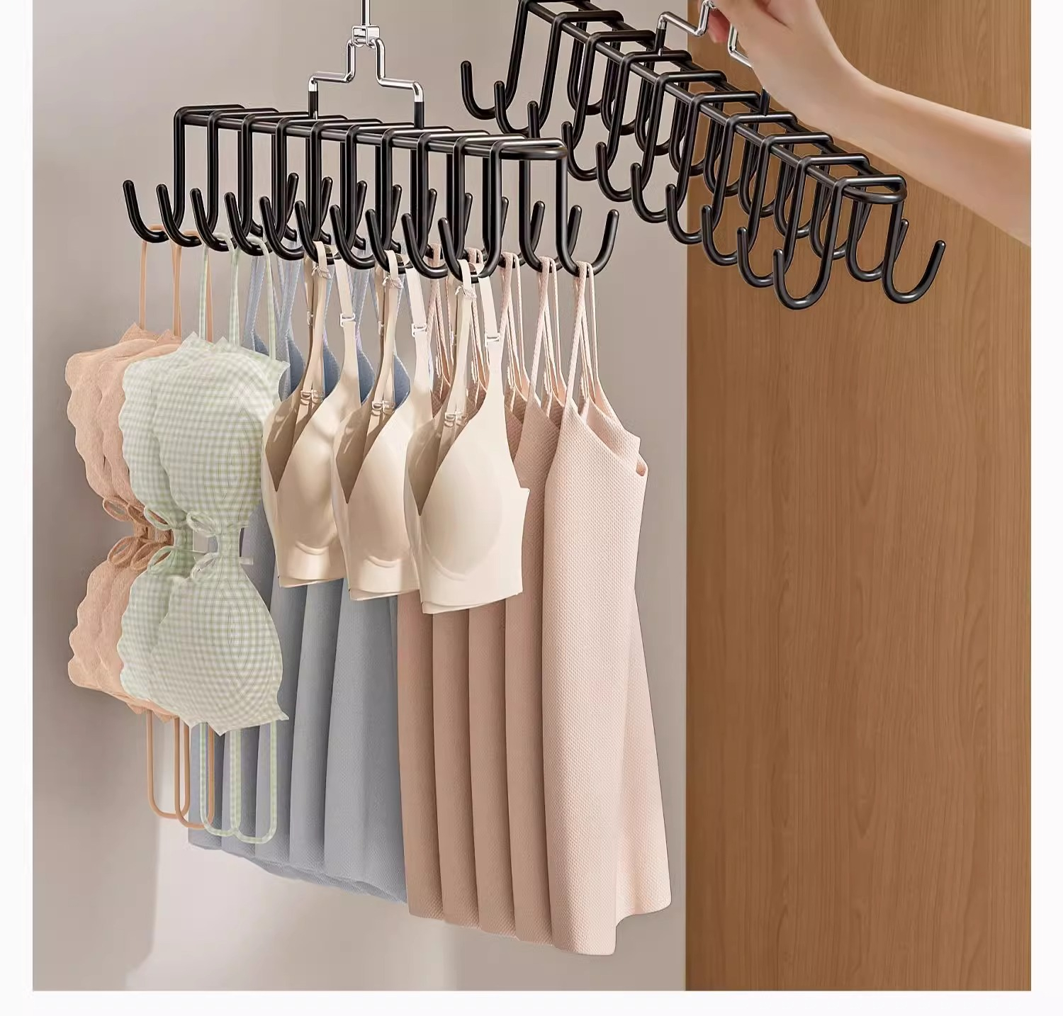 옷장에 설치된 회전 행거 모습