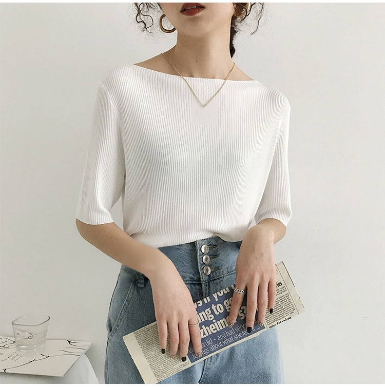 オフィスにも使えるシンプルな半袖ニット