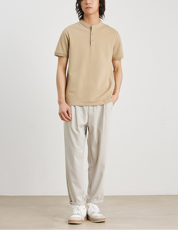 ヘンリーネックTシャツのコーディネート例