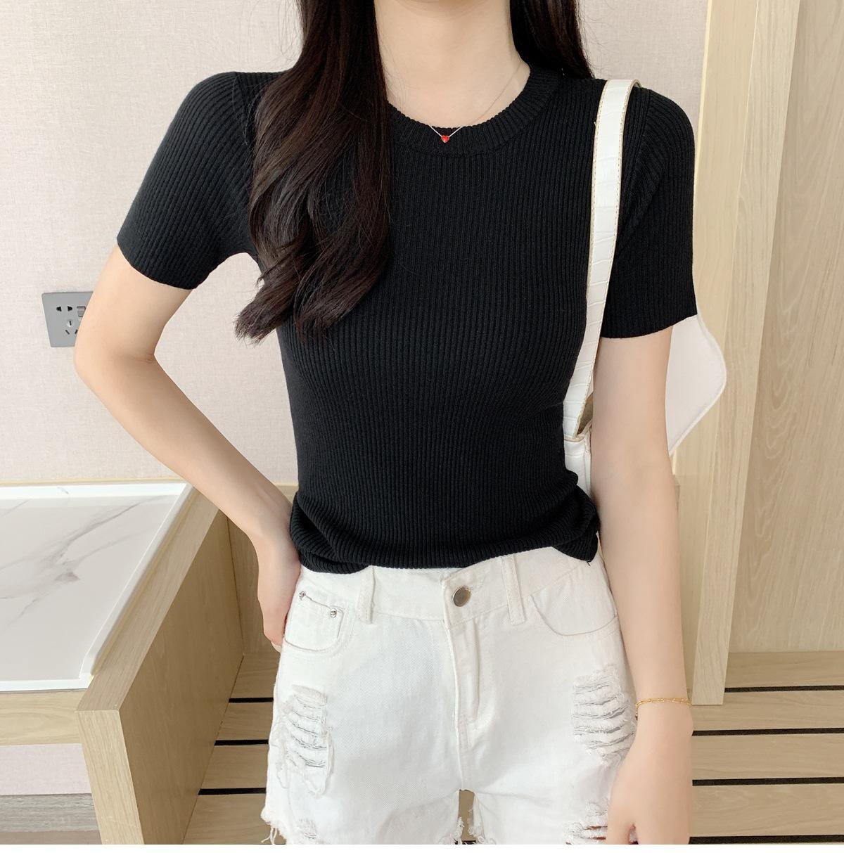 レギンスに合わせやすい半袖ニットTシャツ