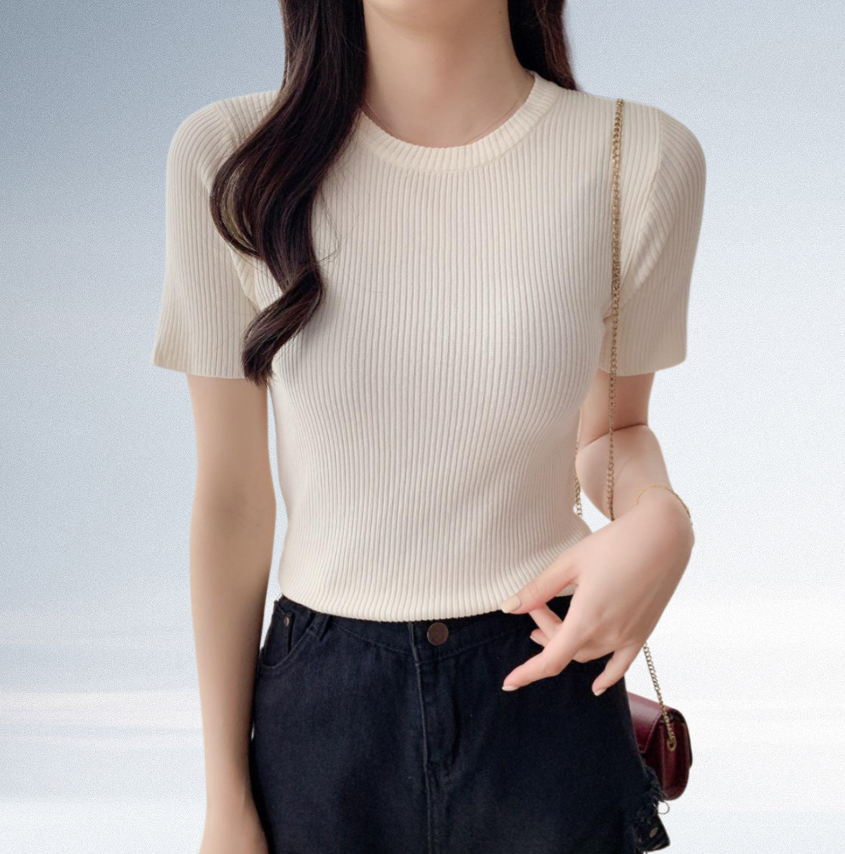 レギンスに合わせやすい半袖ニットTシャツ