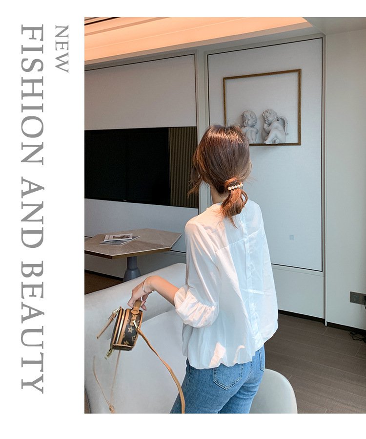 펀칭 디테일이 돋보이는 레이스 블라우스 확대 이미지