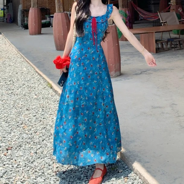 파란색 꽃무늬 스커트