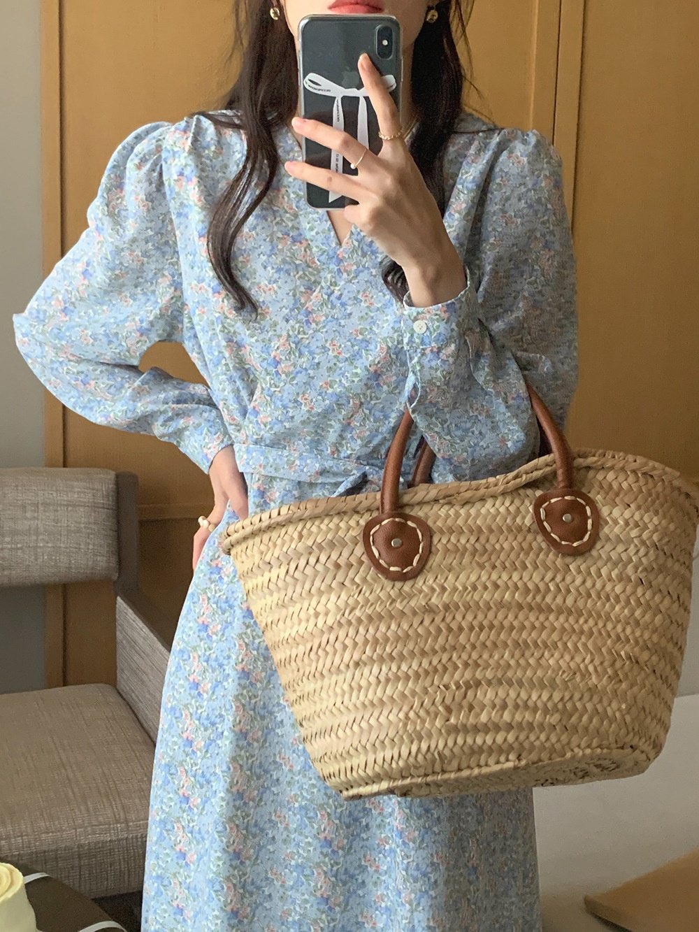 Vネックデザインのレディースワンピース詳細