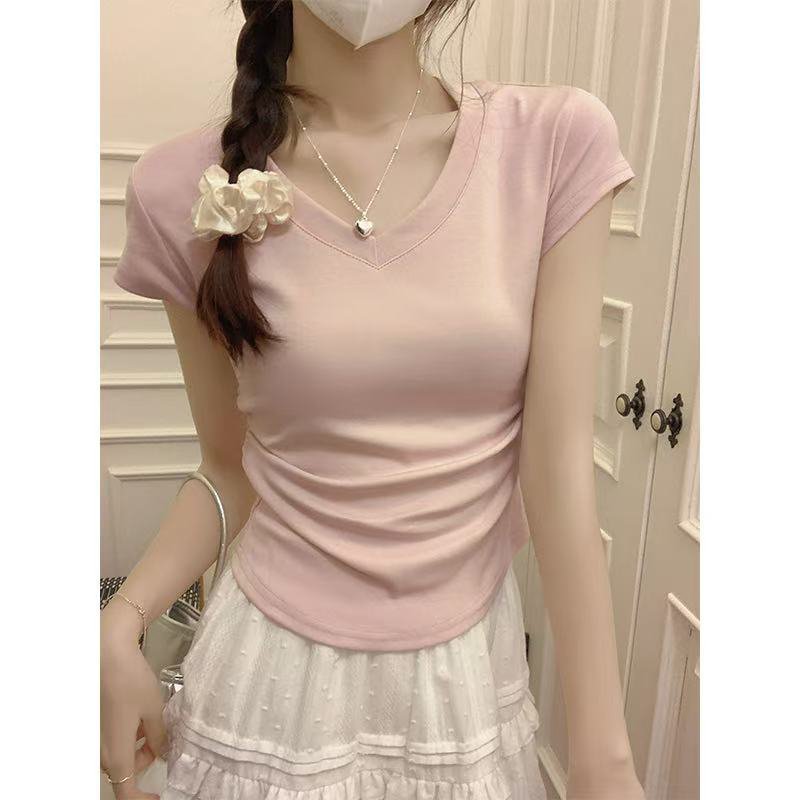 Falten mit v-ranking machen der dünnen kellnerin kurzärmelig