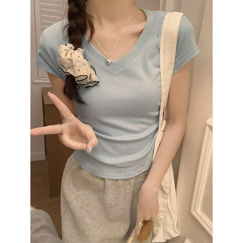 Falten mit v-ranking machen der dünnen kellnerin kurzärmelig