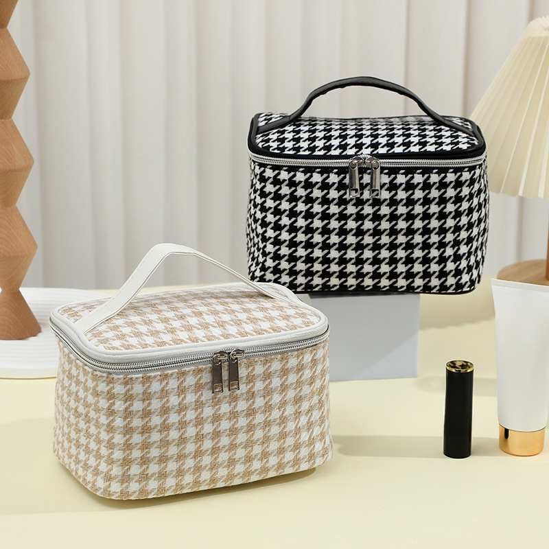 携帯に便利なハンドル付き化粧ポーチ