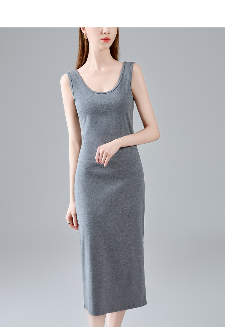 重ね着に最適なタンクトップドレス