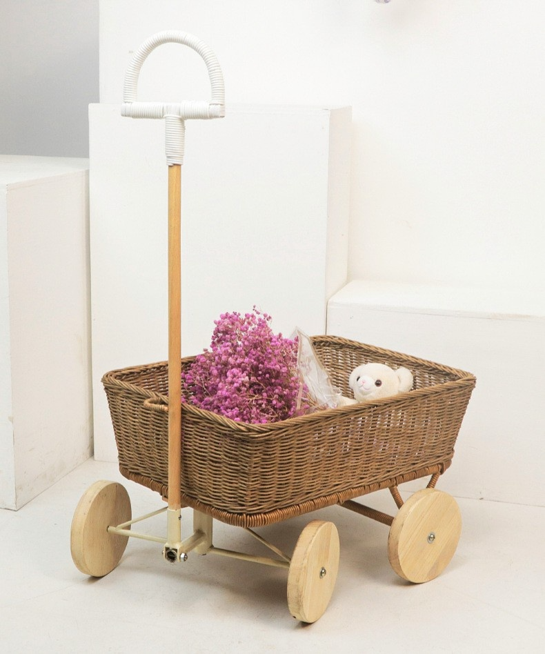 Stylový úložný koš na hračky z přírodního ratanu