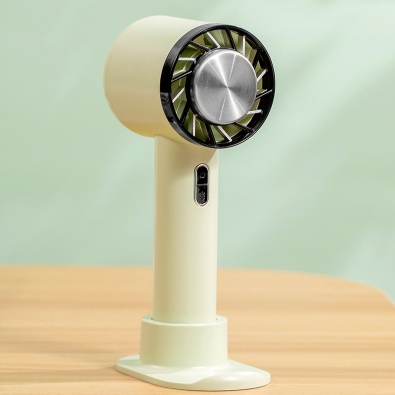 コンパクトなデザインの冷風扇で常夏気分を味わおう