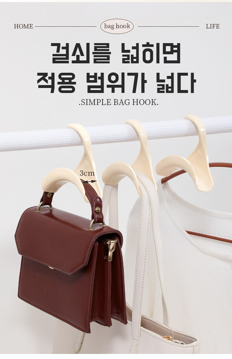 스카프와 넥타이가 함께 걸린 다용도 행거