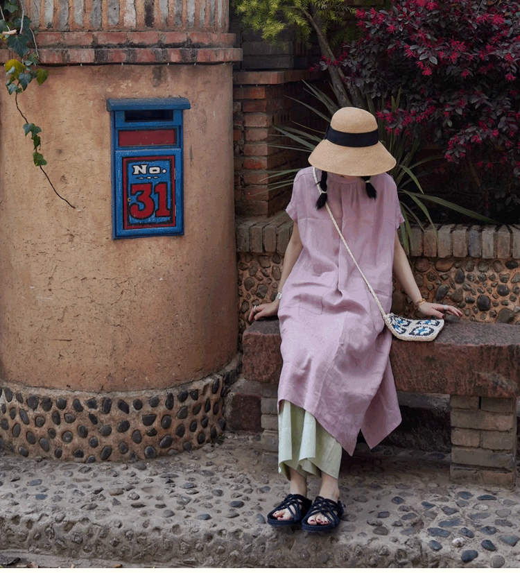 ナチュラル素材のワンピース着用イメージ