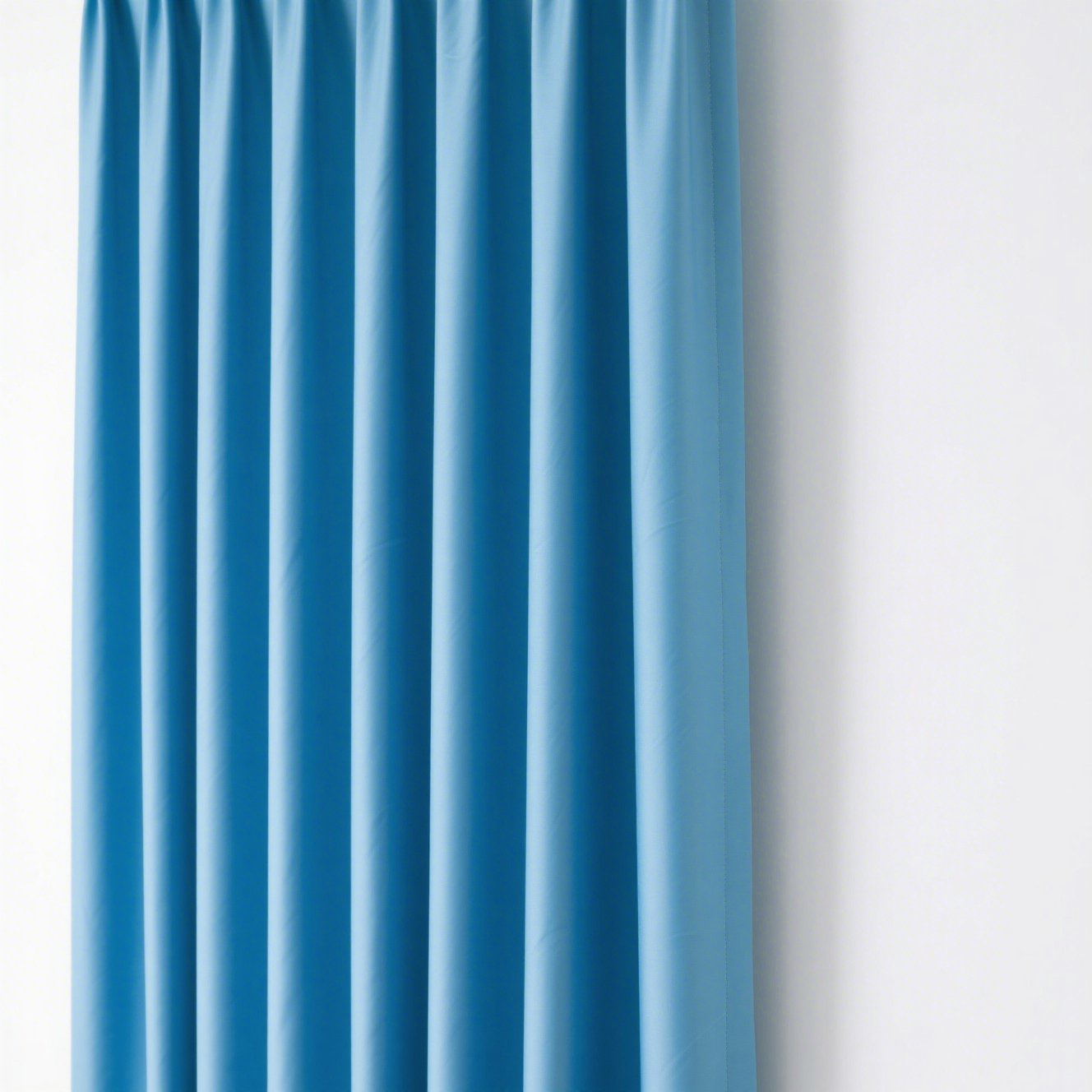 Světle modré závěsy s funkcí zatemnění