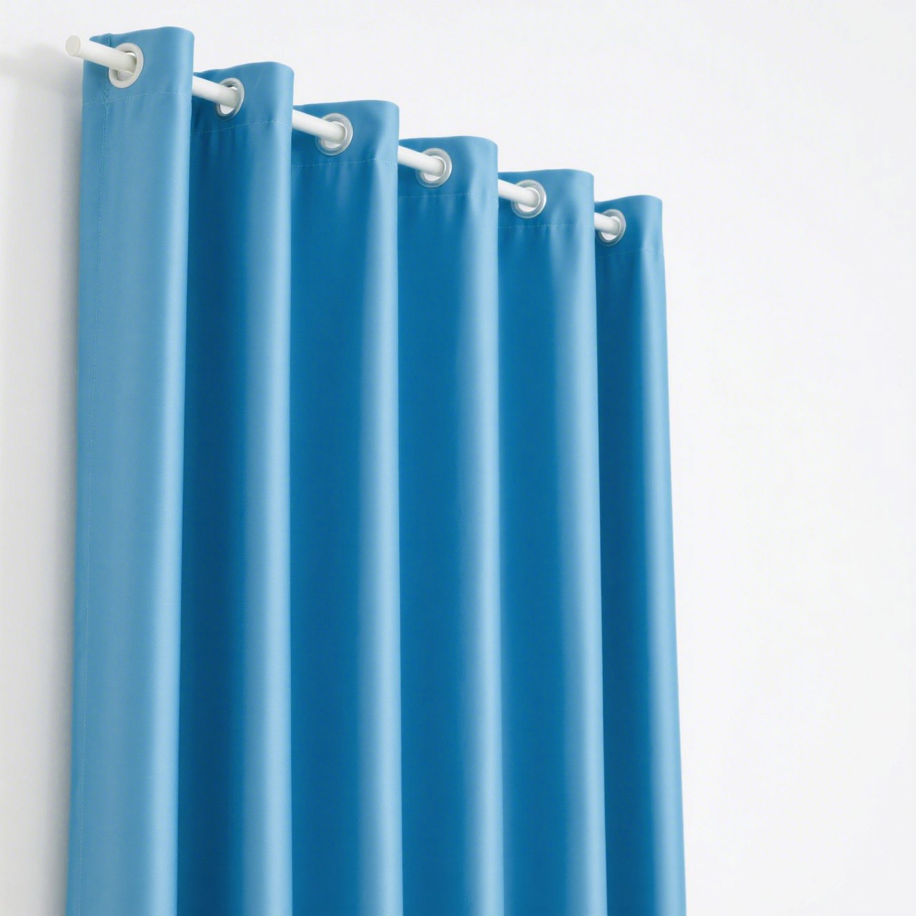 Detail látky světle modrých zatemňovacích závěsů