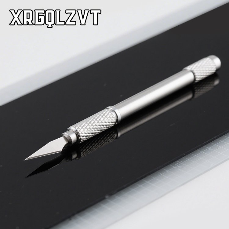 손으로 조각한 칼