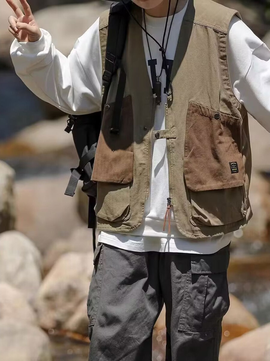 지퍼 디테일이 돋보이는 남성 민소매 베스트