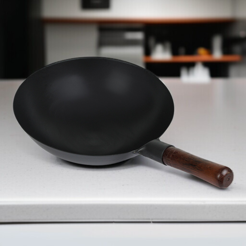 Wok antiguo de hierro forjado