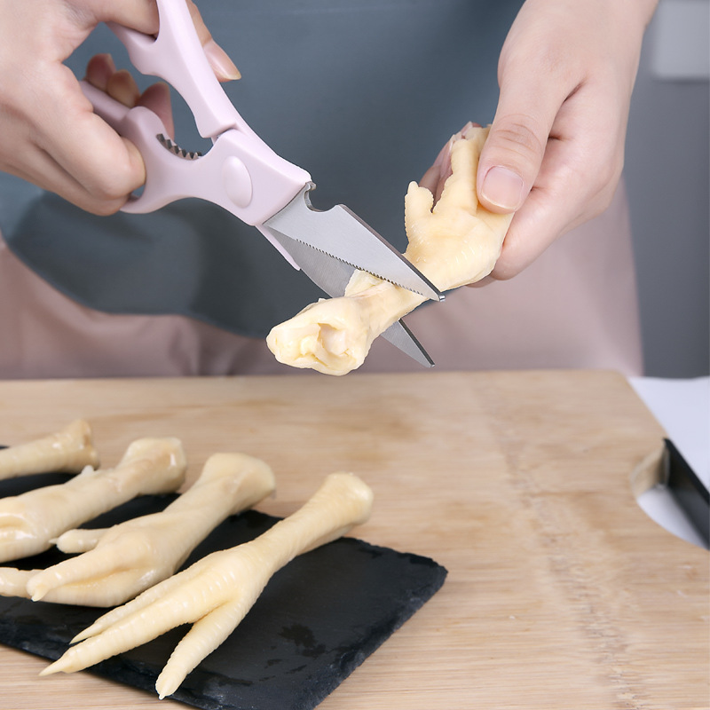 Dreiteiliges Set aus Küchenmesser, Schere und Schäler