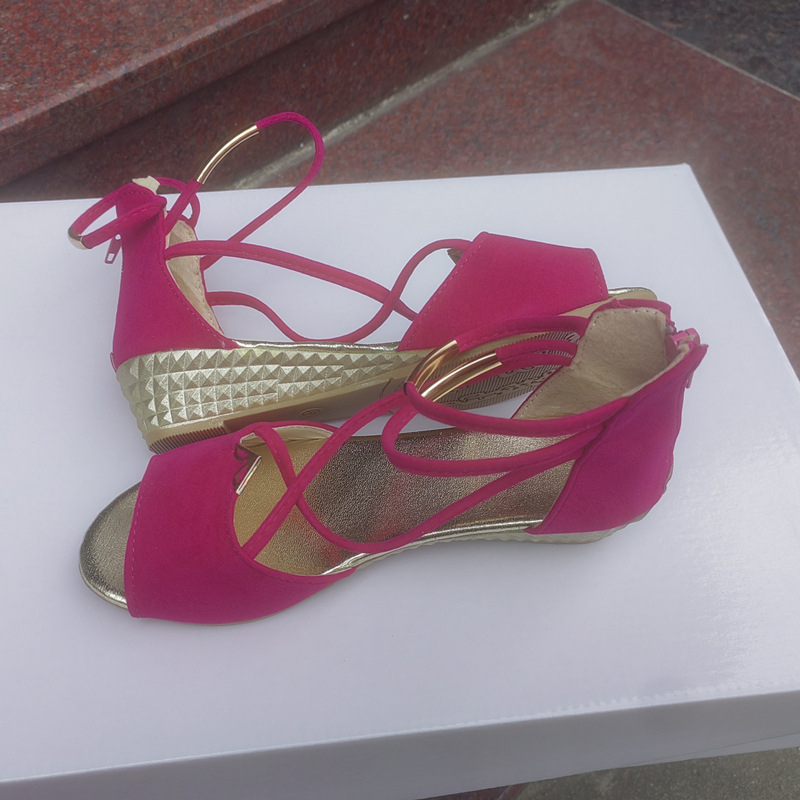 シンプルなローヒールサンダルの横からの写真