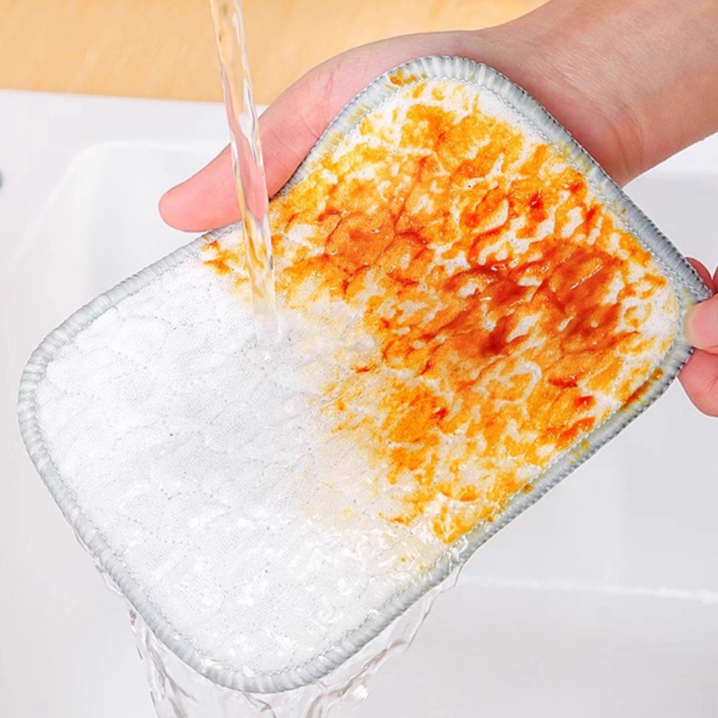 nová houbička na nádobí z pěnové hmoty