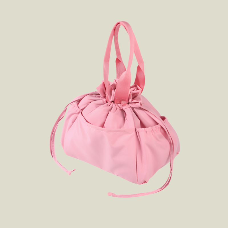 끈을 뽑아 입을 묶는 휴대용 도시락 주머니