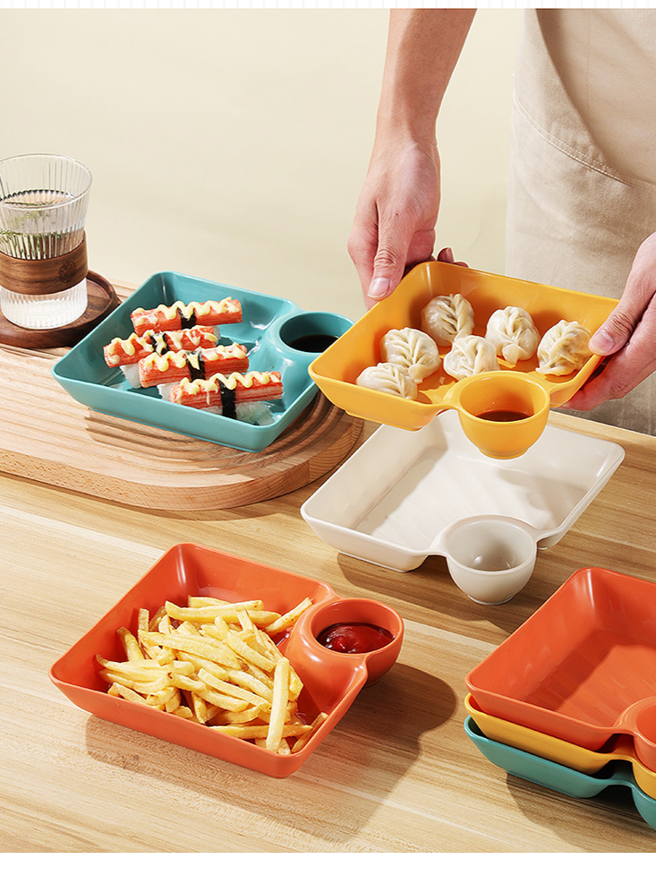 Plato de dumplings creativo con separación de salsas.