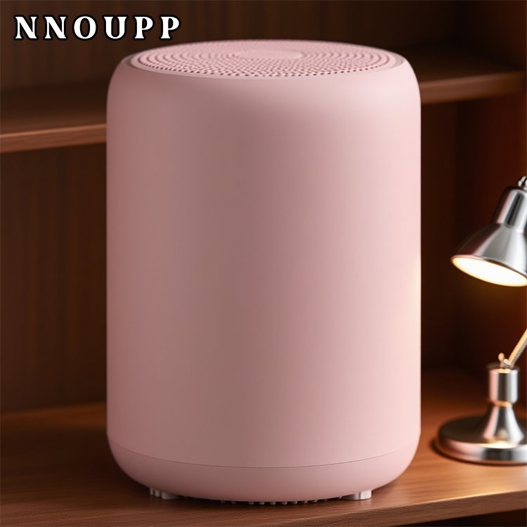 Tragbarer Bluetooth Speaker in der Hand gehalten