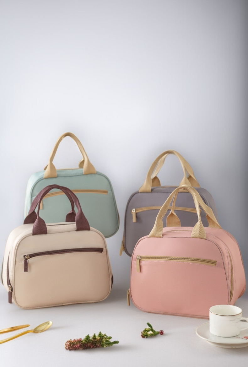 넓은 수납공간을 자랑하는 도시락 가방