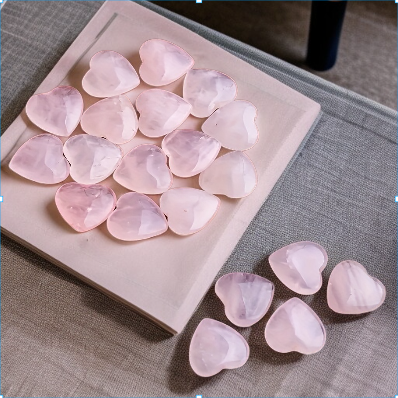 天然水晶の穴のない小さな愛の装飾品ローズクォーツピーチハートハイビスカスストーンラブスキャッタービーズアクセサリー