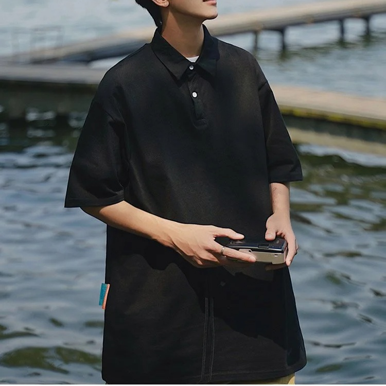 レディースモデルが着る半袖ポロシャツ