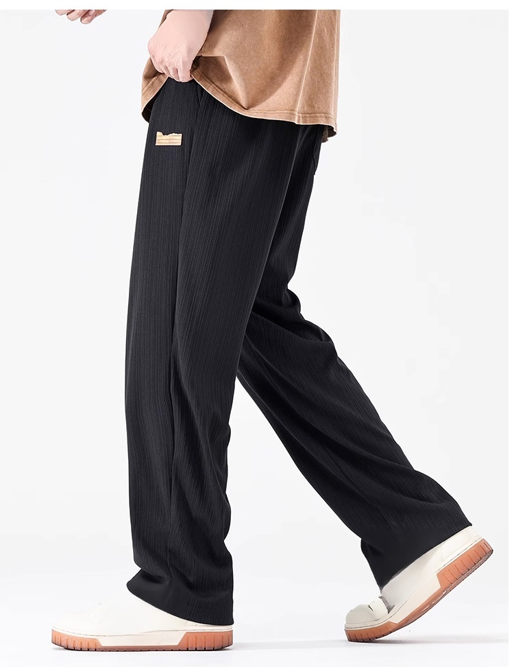 シンプルデザインのカジュアルパンツ前面