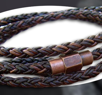 三重に巻かれた本革ブレスレットのディテール