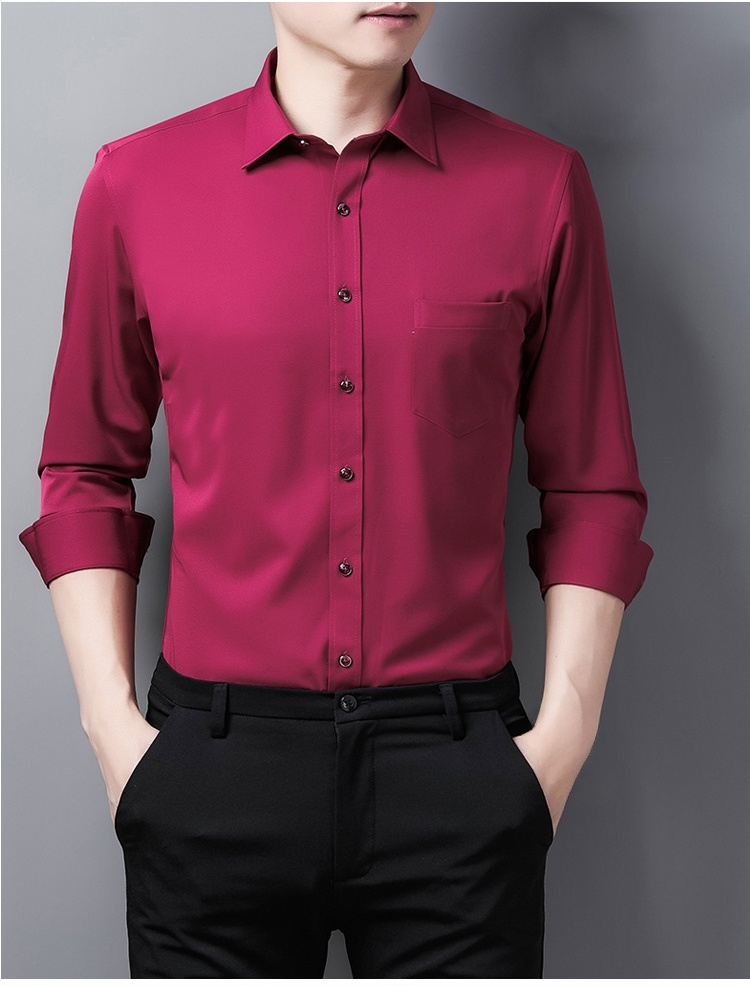 カジュアルにも着こなせるハイストレッチメンズシャツ