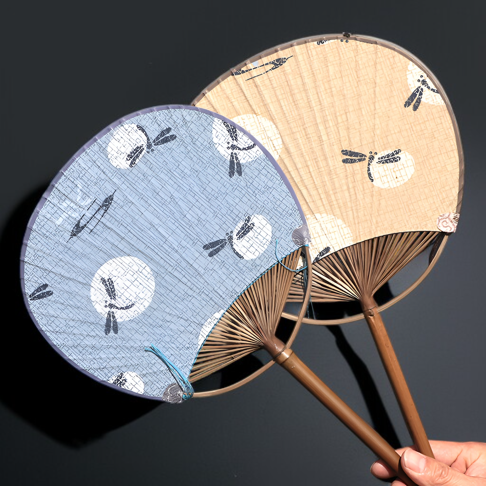 手作りの古い青い布生地の扇子