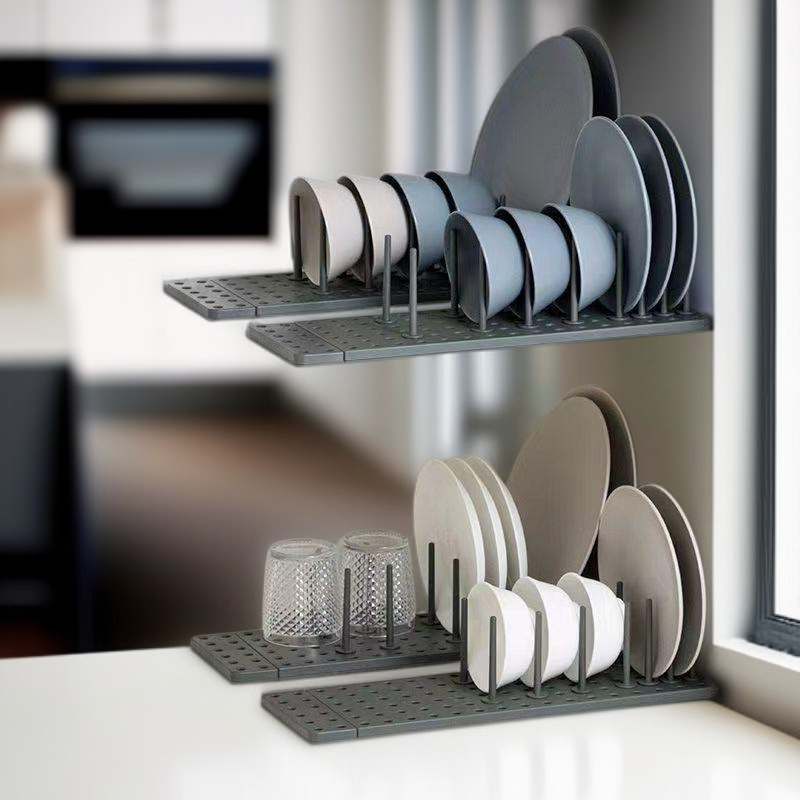 주방 캐비닛 안에서 그릇을 조절할 수 있다