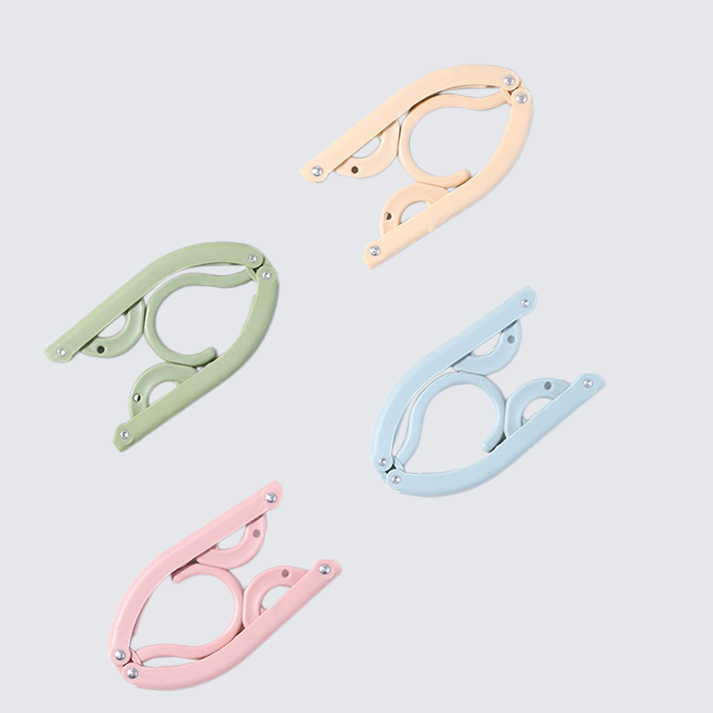 旅行バッグに収納したポータブルハンガー