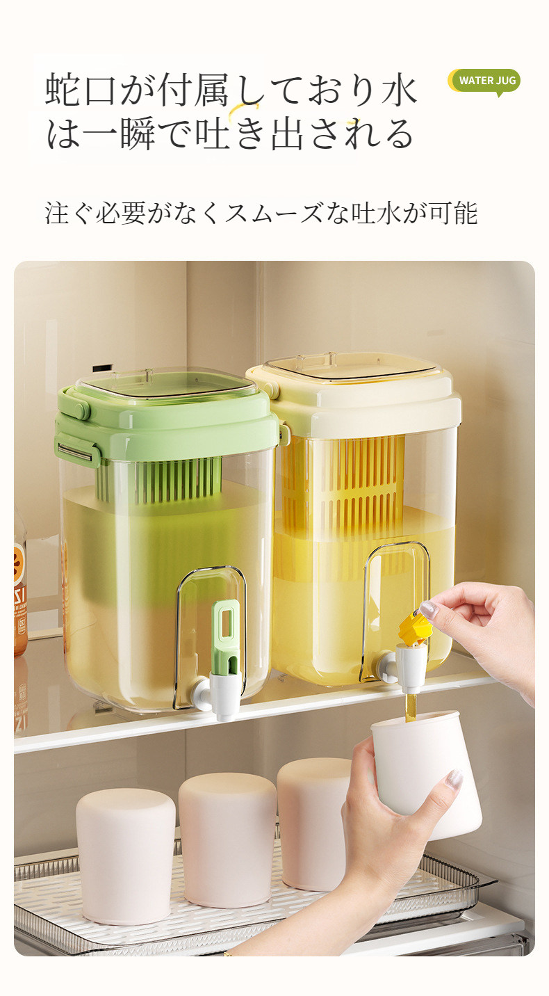 フルーツティーを注ぐアウトドア冷やかん