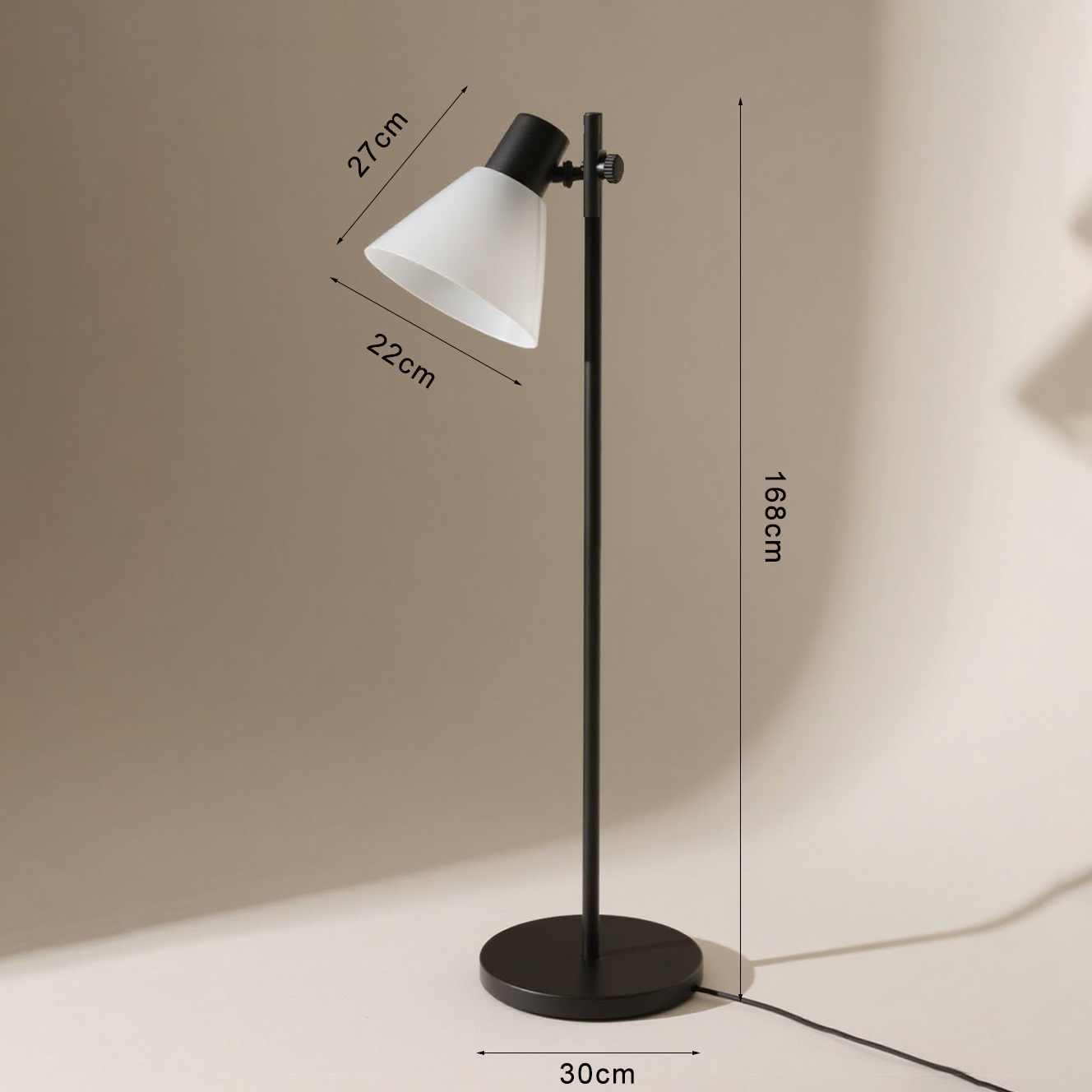 Stylová LED stojací lampa s výtahem vedle pohovky