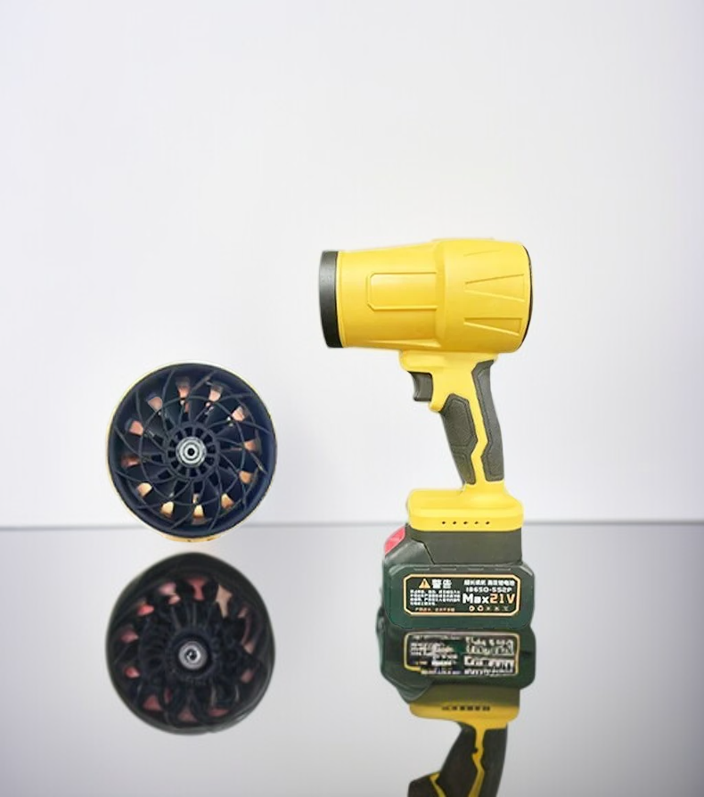 야외 낙엽청소용 초대형 송풍기 작동 모습