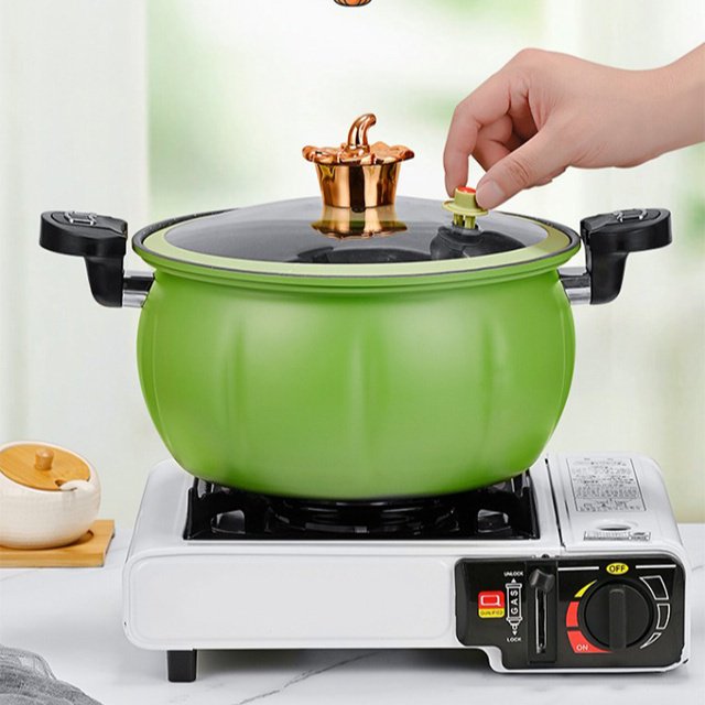 家庭用キッチンに設置されたマイクロ圧力鍋