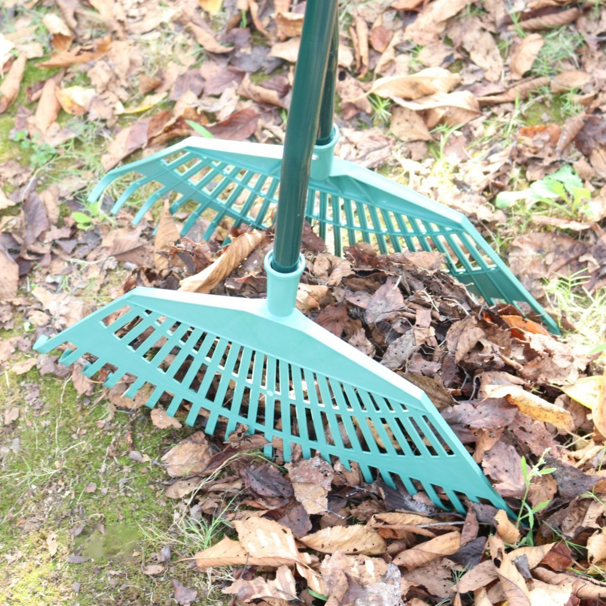 増量草熊手、庭草熊手、枯葉熊手、ガーデニング葉熊手、ガーデニングツール、長い木製ハンドル草熊手、葉熊手