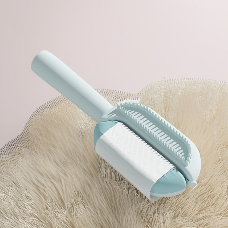 ペット犬が梳毛コームでお手入れされている写真