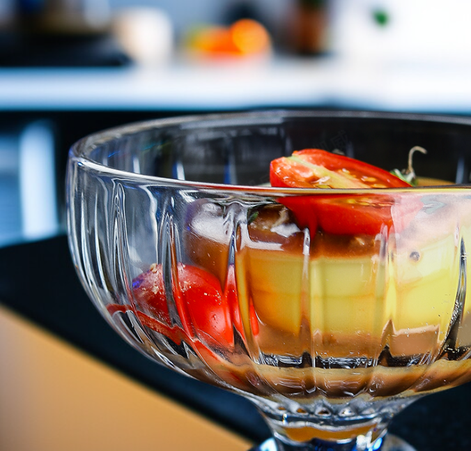 ワインを注いだ透明な花びらデザインのグラス