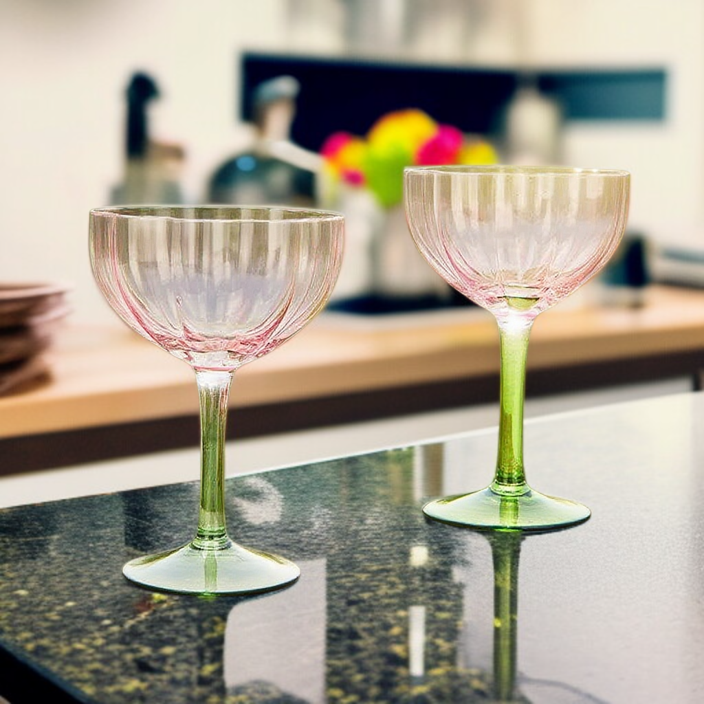 透明な短い花びらの赤ワイングラス